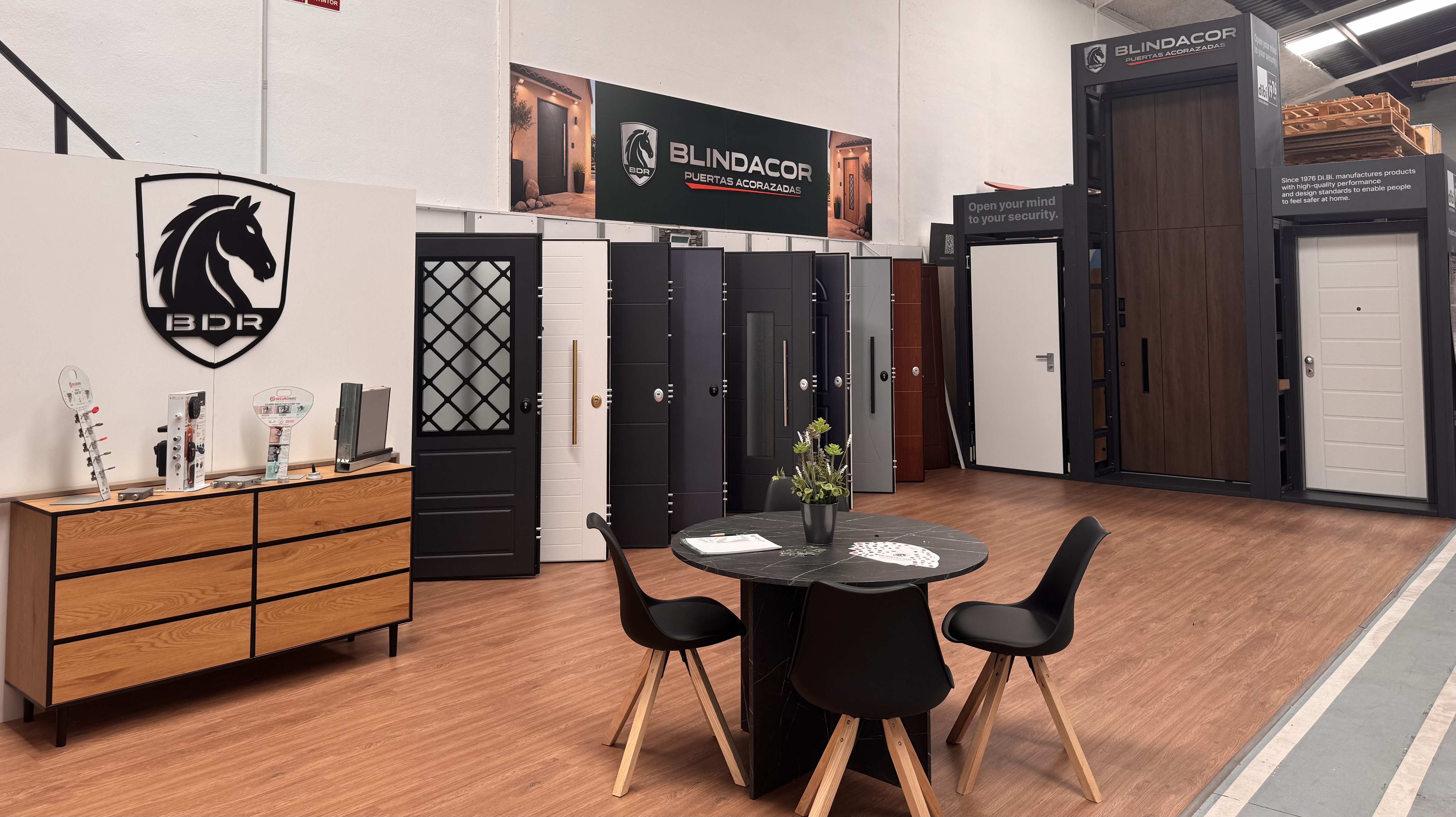 Exposición Blindacor en Málaga, con modelos de puertas y muestras de acabados
